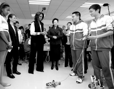 昨天上午，彭麗媛與米歇爾共同參觀北師大二附中，觀看學(xué)生們演示自己設(shè)計(jì)制作的幾何機(jī)器人。