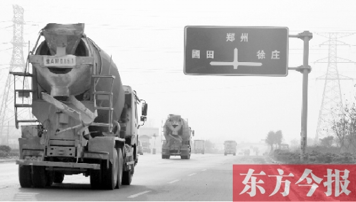 3月25日，兩輛水泥罐車(chē)在鄭汴物流通道行駛。大車(chē)“橫行”的道路上極易發(fā)生各種交通事故