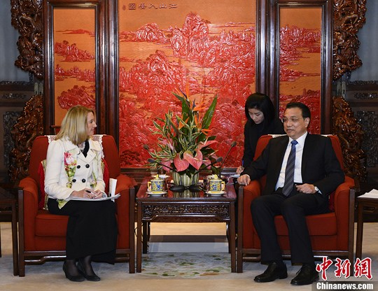 中國(guó)國(guó)務(wù)院總理李克強(qiáng)在北京中南海紫光閣會(huì)見了美國(guó)《科學(xué)》雜志主編瑪西婭·納特一行。