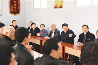 3月17日，習(xí)近平在河南省蘭考縣東壩頭鄉(xiāng)張莊村村委會與干部群眾座談，聽取意見和建議。