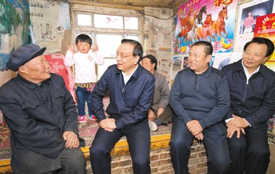 3月27日，李克強在內(nèi)蒙古自治區(qū)翁牛特旗橋頭鎮(zhèn)太平莊村看望貧困戶。