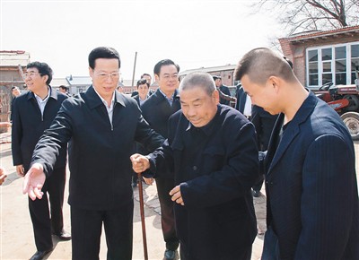 3月26日，張高麗在吉林省農(nóng)安縣農(nóng)安鎮(zhèn)小橋子村看望貧困戶王井山一家。
