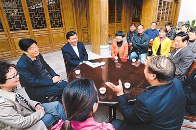 3月23日，劉云山在陜西省咸陽市禮泉縣煙霞鎮(zhèn)袁家村與基層干部群眾座談，聽取對教育實踐活動的意見建議。