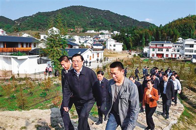 3月25日，張德江在福建省上杭縣古田鎮(zhèn)吳地村看望群眾。
