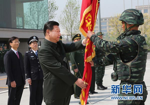 這是習(xí)近平將隊(duì)旗鄭重授予“獵鷹突擊隊(duì)”大隊(duì)長。