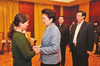  4月9日，中共中央政治局委員、國(guó)務(wù)院副總理劉延?xùn)|在鄭州接見(jiàn)“踐行焦裕祿精神的好校長(zhǎng)”張偉的家屬。