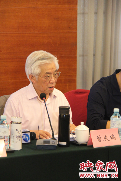 中國傳媒大學教授、博士生導師曾慶瑞正在發(fā)言