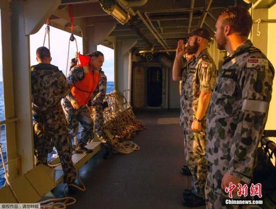 　據(jù)澳大利亞海軍4月11日發(fā)布的圖片顯示，中澳海軍海上聯(lián)合搜尋失聯(lián)客機(jī)。據(jù)悉，澳大利亞總理當(dāng)天表示，澳方執(zhí)行搜尋失聯(lián)客機(jī)任務(wù)的搜救人員已獲知黑匣子的大致位置。