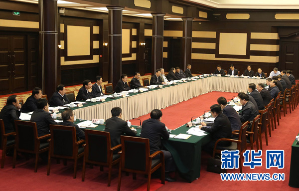 4月28日，中共中央政治局常委、國(guó)務(wù)院總理李克強(qiáng)在重慶主持召開(kāi)座談會(huì)