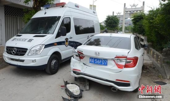  4月28日，福建省福州市閩侯縣發(fā)生一起惡性駕車撞人事件，圖為被撞車輛損毀嚴(yán)重。經(jīng)初查，該肇事男子叫林某新（漢族，37歲，福州長樂人），因婚姻問題，情緒失控，駕車從閩侯縣青口鎮(zhèn)往尚干鎮(zhèn)方向，沿奔馳大道行駛，連續(xù)撞人。中新社發(fā) 劉可耕 攝