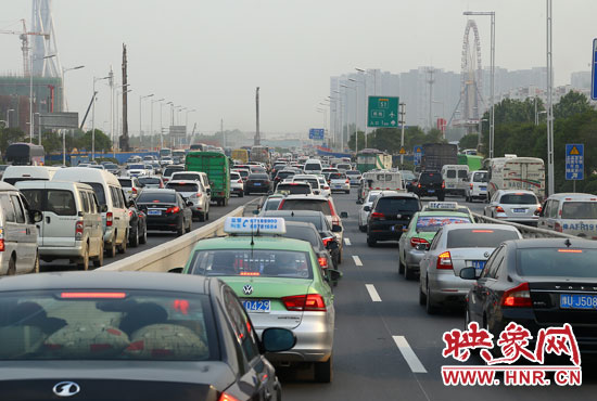 5月1日零時至3日24時，全省高速公路安全平穩(wěn)運(yùn)行，累計車流量440.53萬輛。