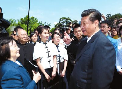 習(xí)近平在校園觀看北大師生紀(jì)念五四運(yùn)動95周年青春詩會時(shí)同朗誦者親切交談。新華社發(fā)