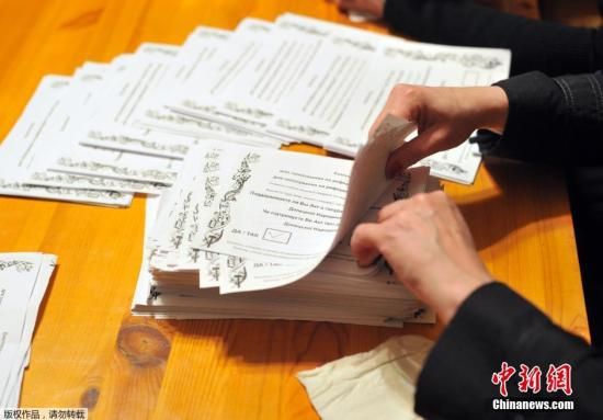 　　當(dāng)?shù)貢r(shí)間2014年5月11日，烏克蘭東部地區(qū)選舉工作人員開(kāi)始公投計(jì)票工作。