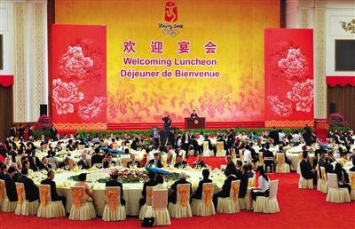 2008年8月8日，胡錦濤夫婦在北京人民大會(huì)堂宴會(huì)廳為出席北京奧運(yùn)會(huì)的貴賓舉行歡迎宴會(huì)。