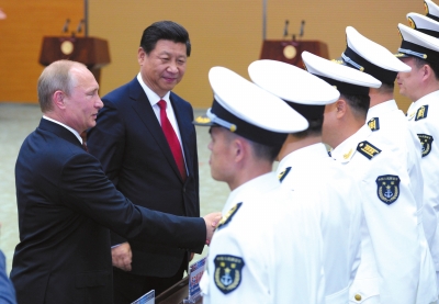 習(xí)近平與普京共同出席中俄聯(lián)合軍演開幕式。