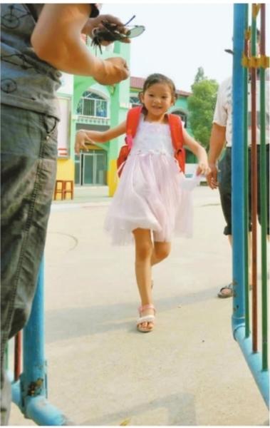 　　昨日，潛江市浩口鎮(zhèn)第三小學(xué)已被戒嚴(yán)，下午幼兒園學(xué)生放學(xué)時(shí)，一些家長(zhǎng)前來接孩子