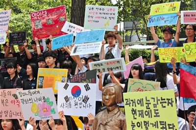 6月4日,韓國(guó)首爾,韓國(guó)慰安婦和民眾在日本駐韓大使館門(mén)前集會(huì),要求日本政府承認(rèn)并解決慰安婦問(wèn)題。
