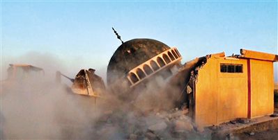 ISIS武裝人員駕駛推土機推倒一座清真寺的墻體。