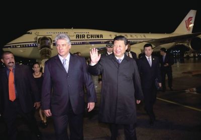 21日晚,習(xí)近平乘坐的專機抵達哈瓦那何塞·馬蒂國際機場。古巴國務(wù)委員會第一副主席兼部長會議第一副主席