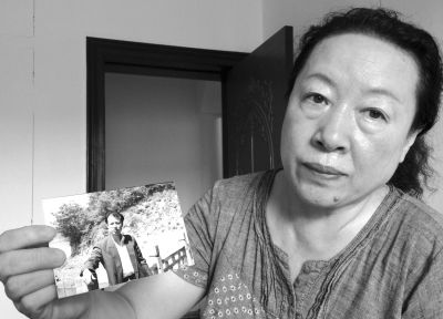 劉吉強(qiáng)的姐姐劉麗霞手持弟弟當(dāng)年的照片。劉吉強(qiáng)在給家人的書信中多次要求申冤，家人為此奔走了16年。京華