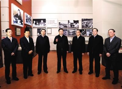 2012年11月29日，習(xí)近平等在國(guó)家博物館參觀《復(fù)興之路》展覽，提出為實(shí)現(xiàn)中國(guó)夢(mèng)而奮斗。