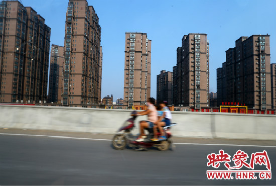 三環(huán)快速路開(kāi)通后，仍有一些電動(dòng)車違規(guī)上橋。