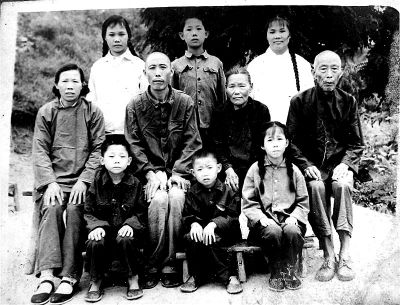 1970年，何兆勝一家人在荊門合影，中排左二為何兆勝。