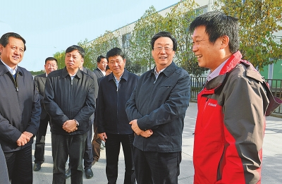 　11月4日下午,省委書記、省人大常委會主任郭庚茂在襄城縣精美鞋業(yè)有限公司調(diào)研。記者 杜小偉/攝