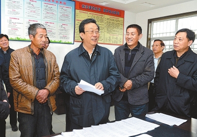 11月25日下午，省委書記、省人大常委會(huì)主任郭庚茂在延津縣石婆固鎮(zhèn)集北村與村民親切交談。