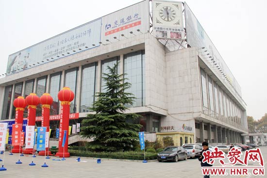 11月28日，記者從鄭州市政府獲悉，河南省人民會(huì)堂決定拆除違法存在10多年的巨型樓頂廣告。