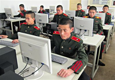 2013年4月18日，朝鮮平壤，士兵學習使用電腦。