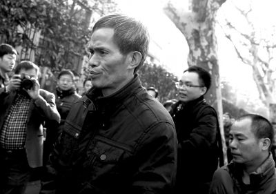 被告人林森浩的父親林尊耀準(zhǔn)備進(jìn)入法院。