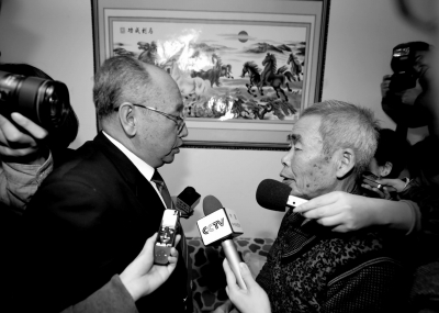 15日，內(nèi)蒙古高院副院長趙建平（左）帶隊向呼格吉勒圖父母送達再審法律文書。