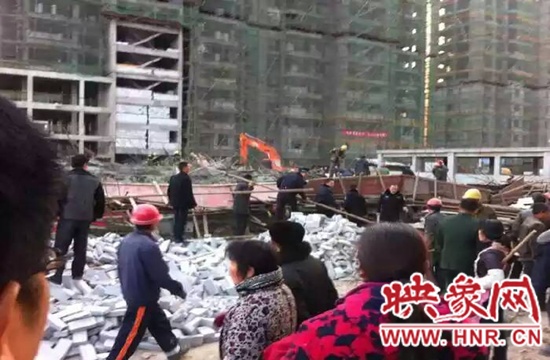 圖為事故現(xiàn)場情況，當?shù)厝罕姽﹫D。