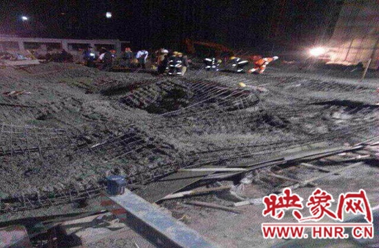 圖為事故現(xiàn)場情況，當?shù)厝罕姽﹫D。
