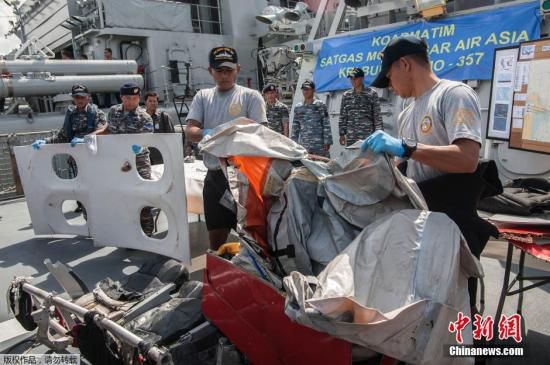 　當?shù)貢r間2015年1月5日，印尼泗水，印尼海軍展示從爪哇海中打撈到的亞航失事客機殘骸與遇難者的遺物