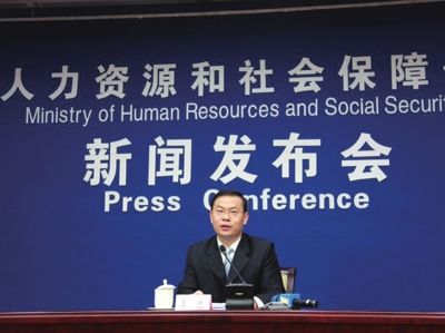 昨天，人社部新聞發(fā)言人李忠在新聞發(fā)布會(huì)上回答記者提問(wèn)。圖/中國(guó)網(wǎng)