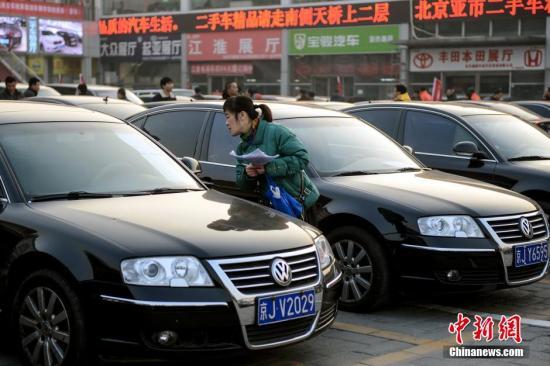 1月23日，北京亞運(yùn)村汽車交易市場中拓拍賣停車場上人頭攢動。