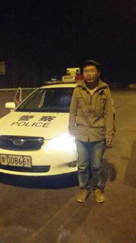 男子被父親拋棄后，在高速交警的幫助下才得以回家。