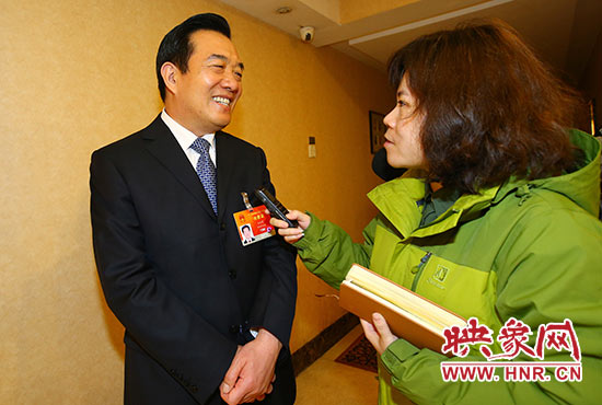 全國人大代表、省人大常委會委員、鄭州市人大常委會主任、黨組書記白紅戰(zhàn)接受采訪。