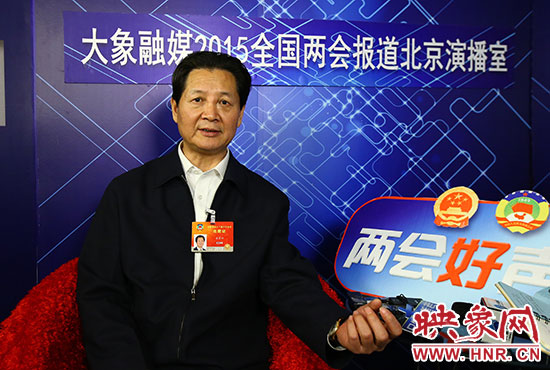 在全國政協(xié)委員、河南大學(xué)校長婁源功接受采訪。