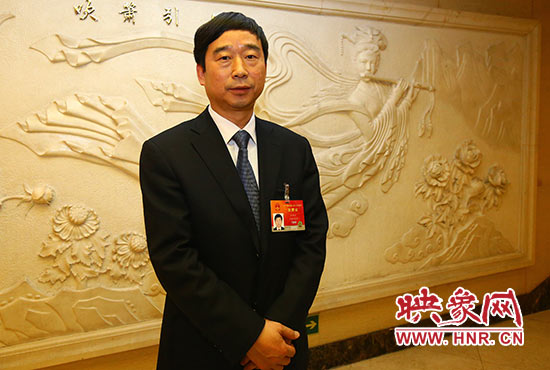 全國人大代表、信陽市委副書記、市長喬新江表示，信陽明港機(jī)場將成為鄭州航空港區(qū)有效補(bǔ)充。