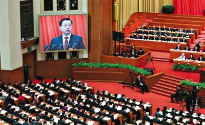 十二屆全國(guó)人大三次會(huì)議舉行第二次全體會(huì)議，全國(guó)人大常委會(huì)委員長(zhǎng)張德江作全國(guó)人大常委會(huì)工作報(bào)告。