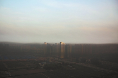 鄭州遇“平流霧”，上空晴朗，城市被黑霧籠罩