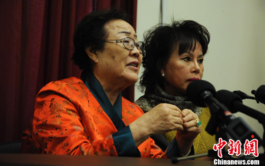 圖為慰安婦受害者李容洙（Lee Yong Soo。圖左）發(fā)表講話，要求安倍正式道歉。