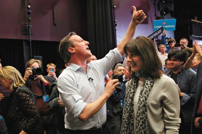 4日，英國巴斯，卡梅倫和妻子薩曼莎到一所女子學(xué)校助選。英國大選前夕，主要政黨的領(lǐng)袖們紛紛派妻子去拉選票。