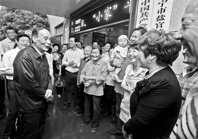 5月8日，王岐山與海寧市鹽官鎮(zhèn)桃園村黨委班子成員、老黨員和群眾親切交流供圖/新華社