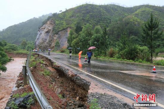 圖為5月19日，江西贛州石城縣珠坑鄉(xiāng)塘臺(tái)村通往福建寧化縣的公路出現(xiàn)塌方。陳小強(qiáng) 攝