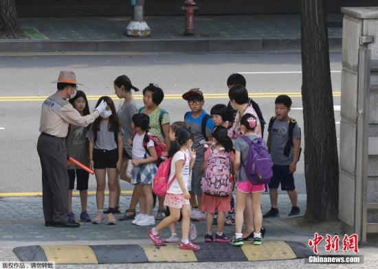 韓國MERS疫情蔓延，在首爾，小學(xué)生在排隊量體溫。