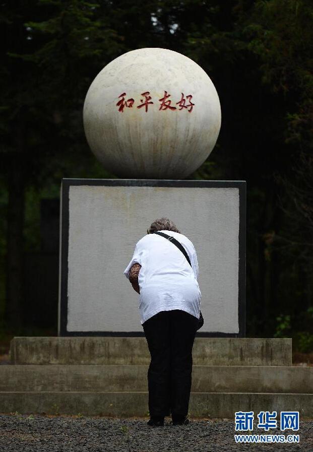 日本遺孤哈爾濱祭拜中國養(yǎng)父母公墓 激動淚流